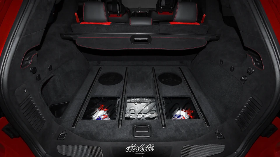 Оформление багажника Jeep SRT с оборудованием аудиосистемы.