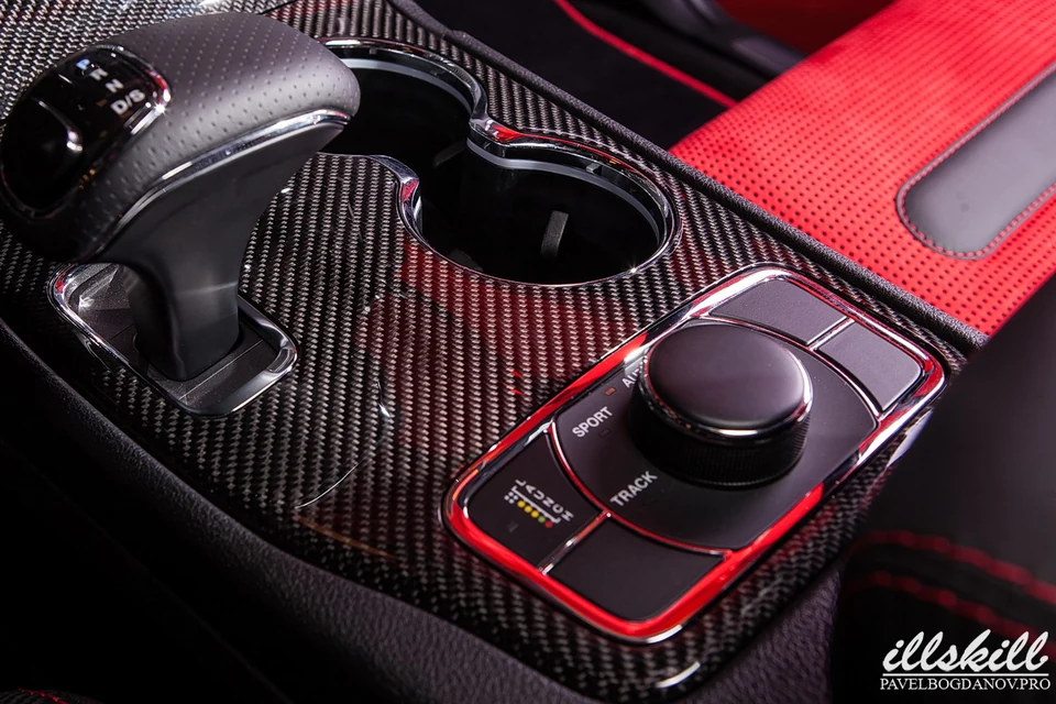 Центральная консоль, подстаканники и селектор Jeep SRT.