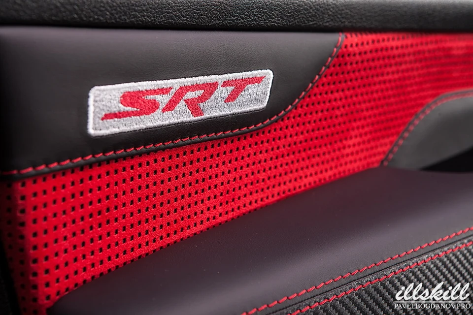 Вышивка SRT и красная перфорация на дверной карте.