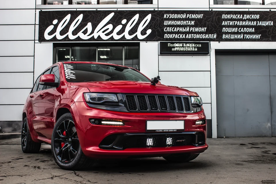 Jeep Grand Cherokee SRT спереди сбоку с включёнными дополнительными световыми элементами.