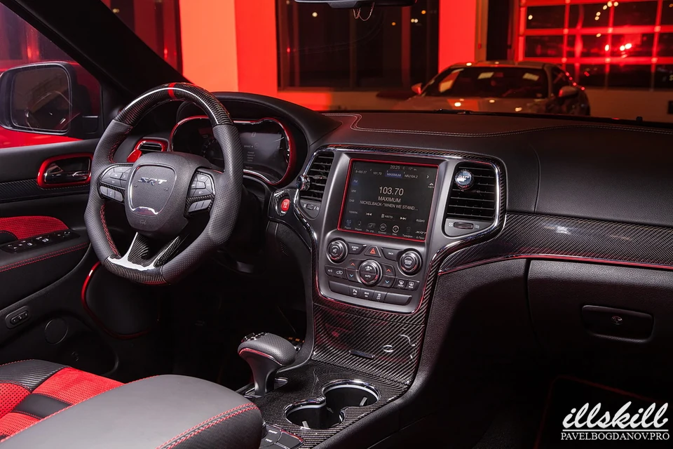 Передняя панель, руль и центральная консоль Jeep SRT