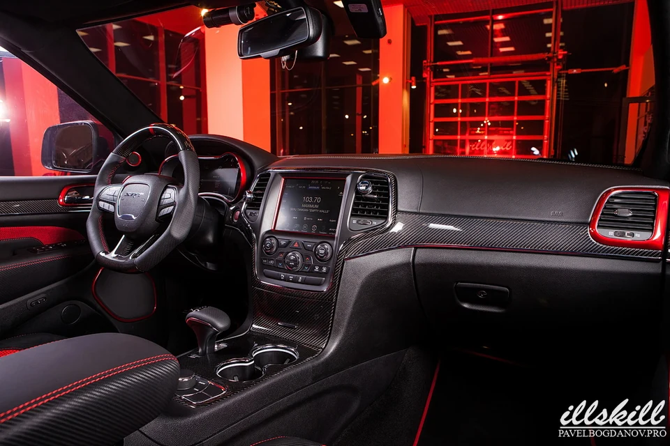 Общий вид передней панели Jeep SRT в чёрно-красном оформлении.