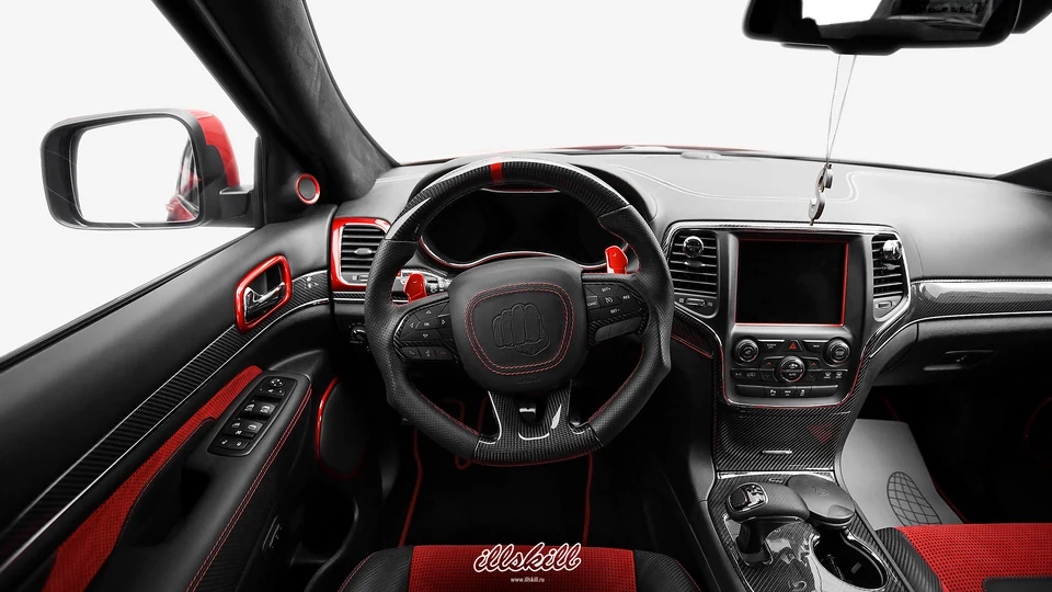 Руль и чёрно-красная передняя панель Jeep SRT.