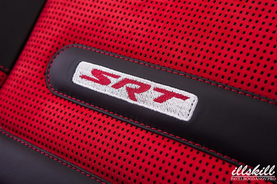 Вышивка SRT на красной вставке сиденья.