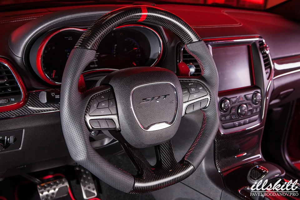 Руль Jeep SRT с перфорированной обивкой, центральной меткой и глянцевой отделкой.