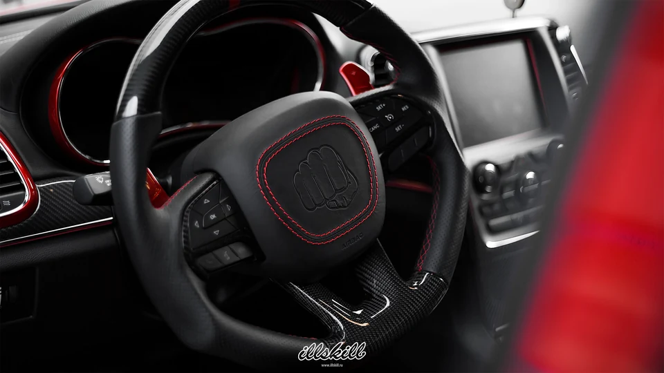 Вышитый рисунок на центральной части руля Jeep SRT.