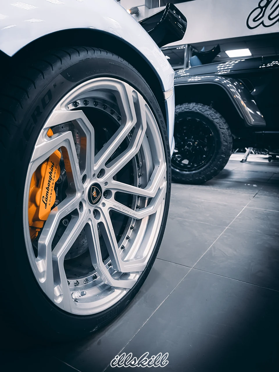 Колесо Lamborghini Aventador: серебристый диск и жёлтый тормозной суппорт.