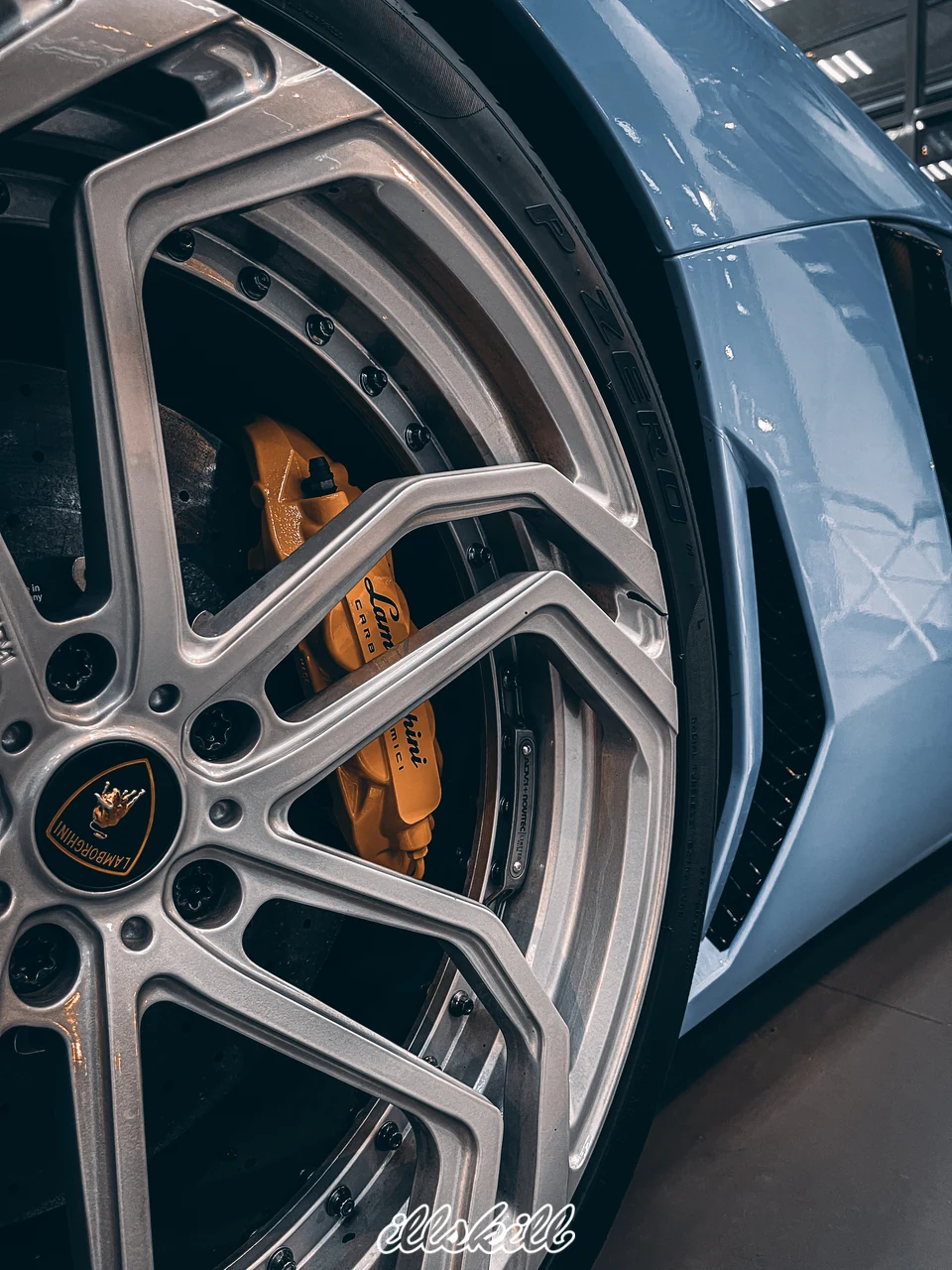 Крупный план диска и тормозного суппорта Lamborghini Aventador.