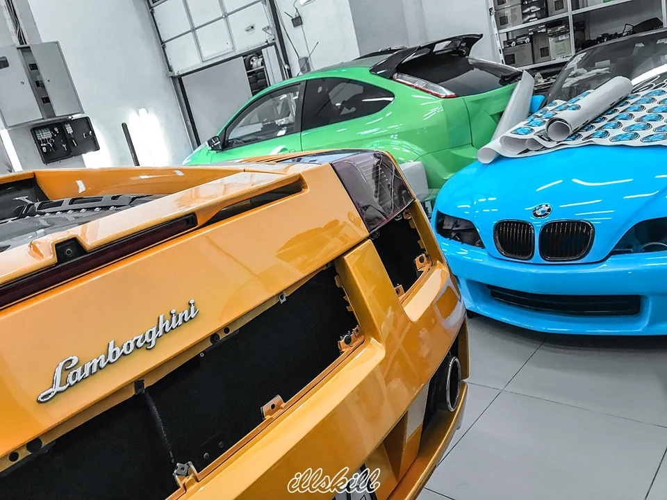 Задняя часть Lamborghini Gallardo на этапе разборки в мастерской.