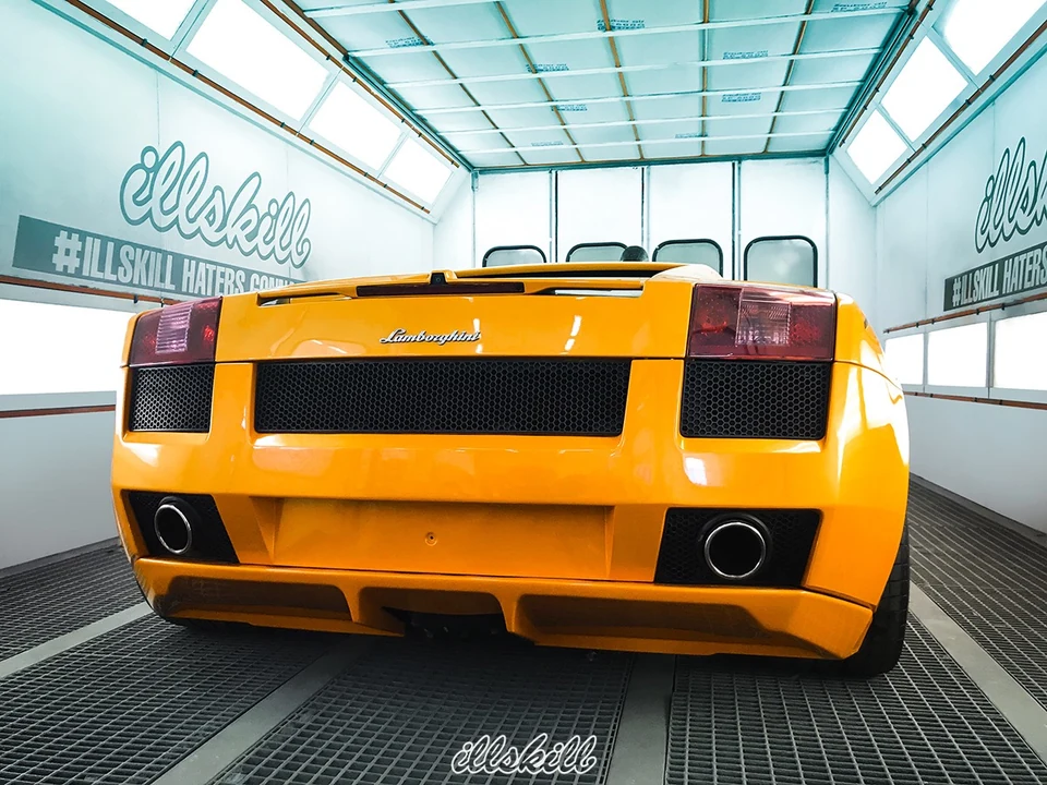 Lamborghini Gallardo Spyder в окрасочной камере, вид сзади.