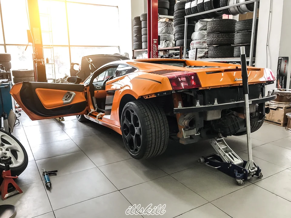 Lamborghini Gallardo Spyder в мастерской со снятым задним бампером.
