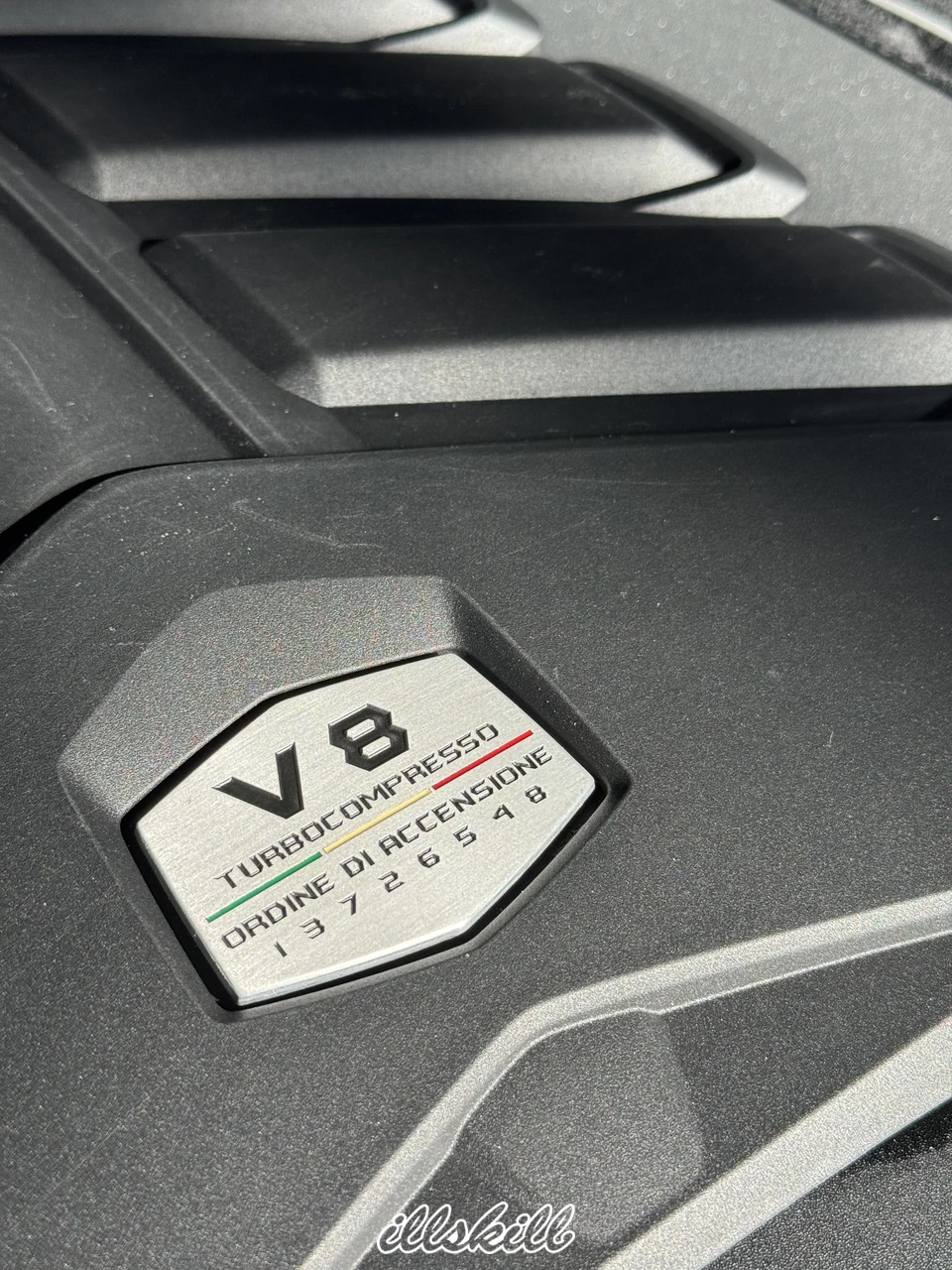 Декоративная крышка двигателя Lamborghini Urus с обозначением V8.