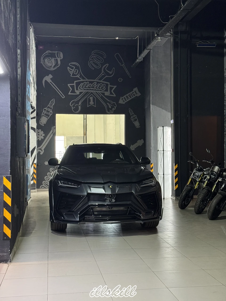 Lamborghini Urus у въезда в рабочую зону ILLSKILL.
