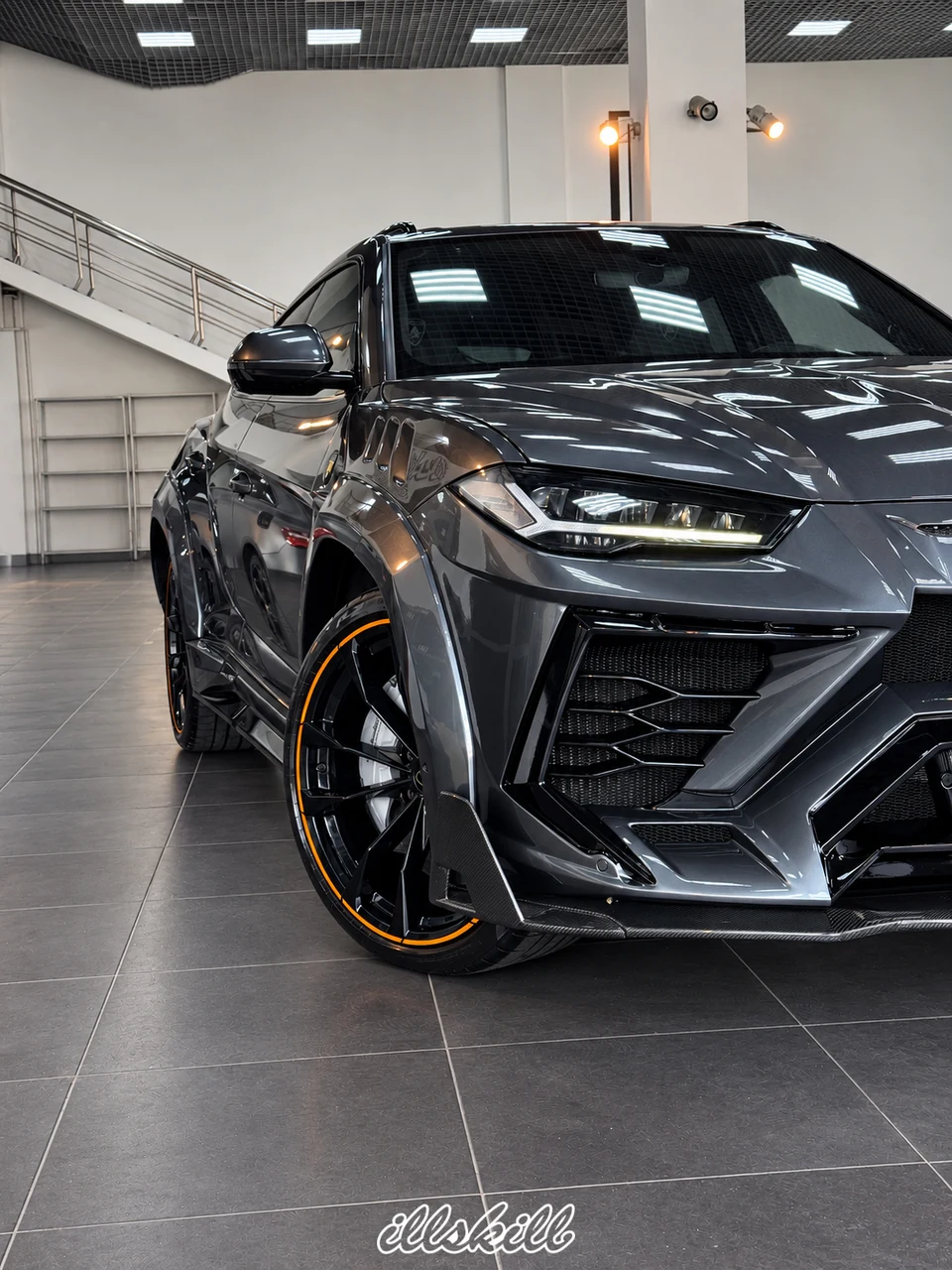 Передняя часть Lamborghini Urus: фара, колесо и наружные элементы кузова.