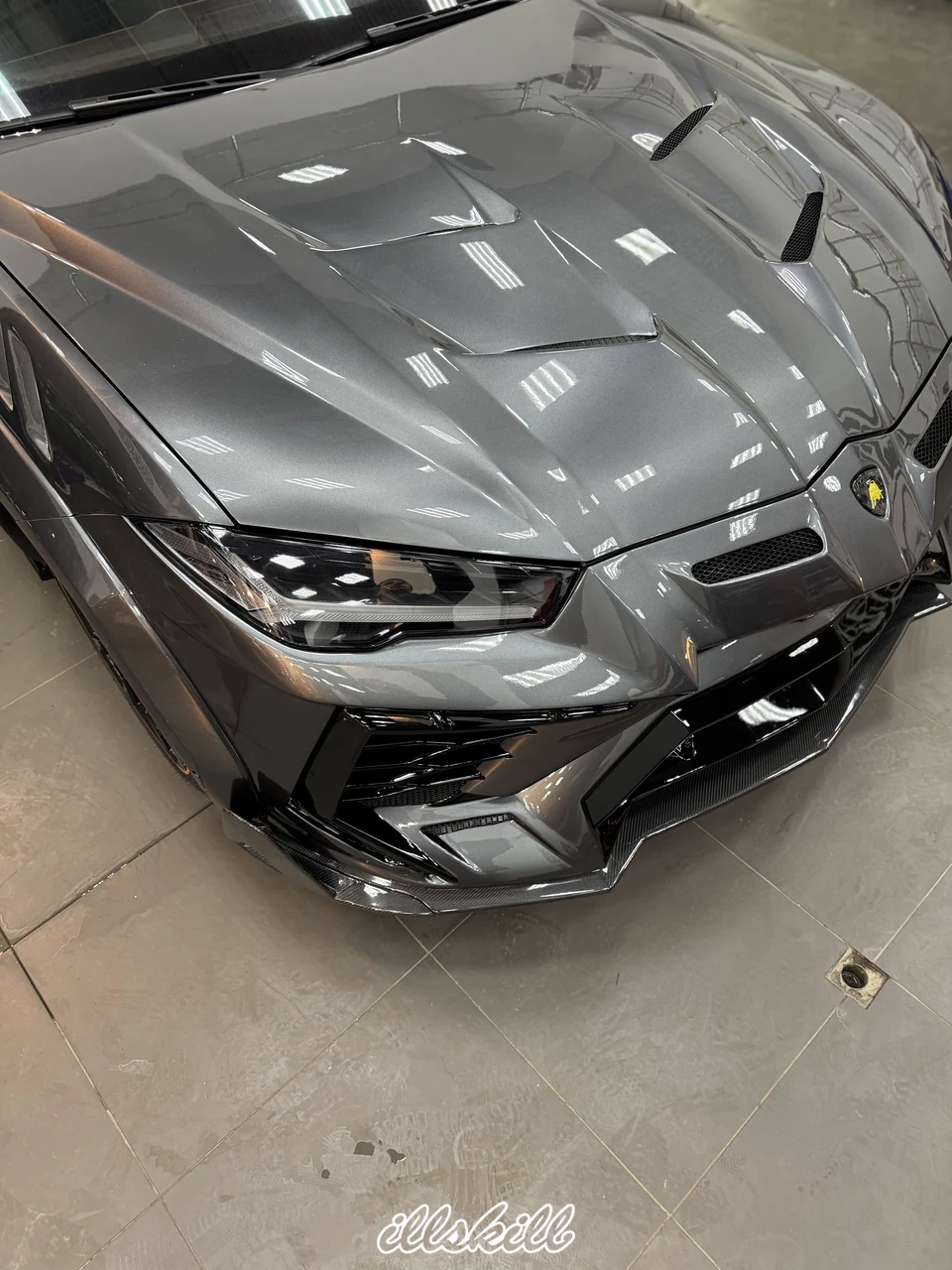 Капот, фара и передний бампер Lamborghini Urus, вид сверху.
