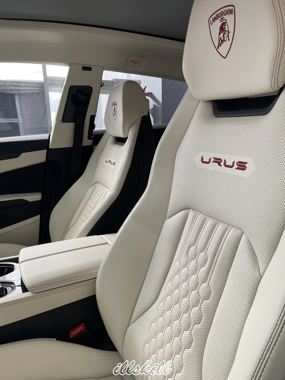 Светлая отделка передних сидений Lamborghini Urus с контрастной строчкой.