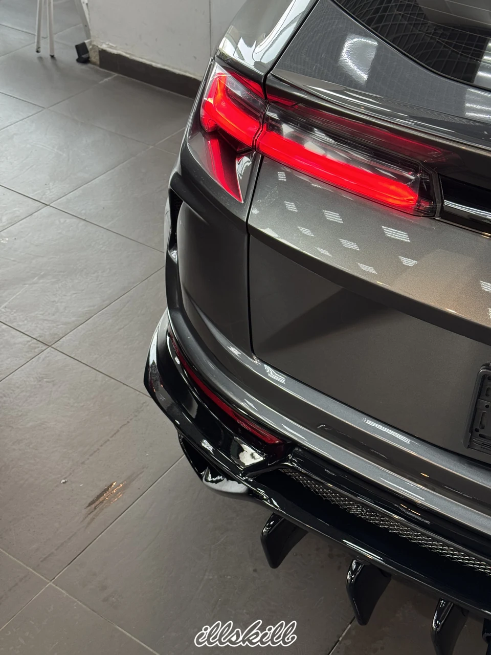 Задний фонарь, кузов и нижняя часть бампера Lamborghini Urus.