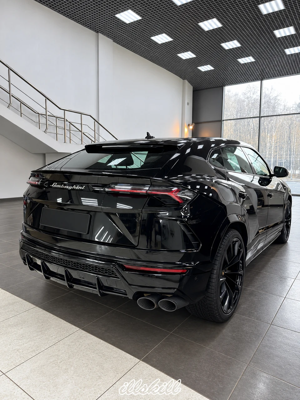 Lamborghini Urus, вид сзади в три четверти.