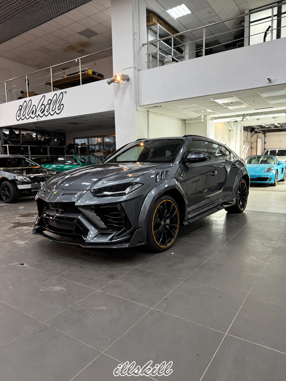Lamborghini Urus в мастерской ILLSKILL, общий вид спереди в три четверти.