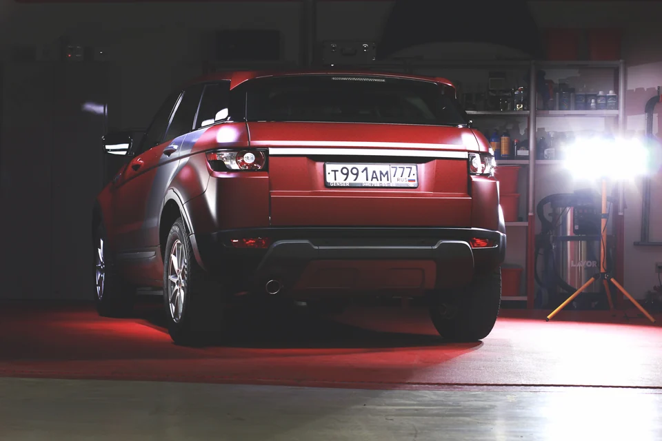 Range Rover Evoque с красно-чёрным оформлением кузова в мастерской