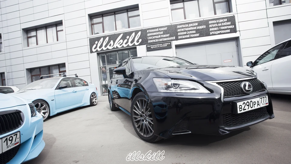 Чёрный Lexus GS у мастерской: передний ракурс