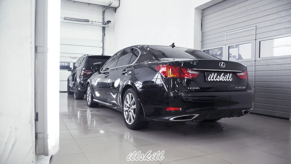 Чёрный Lexus GS 350: задняя часть кузова
