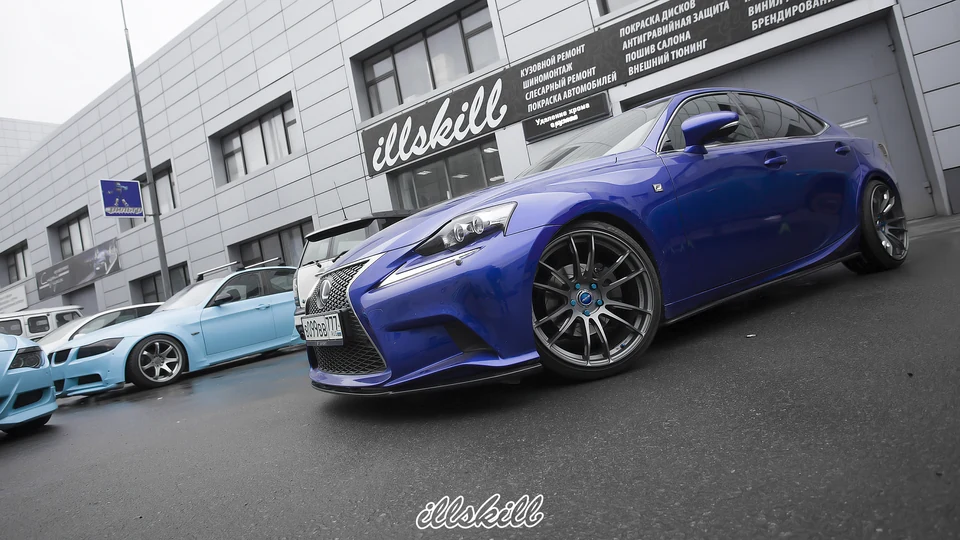 Синий Lexus IS у мастерской: передний ракурс