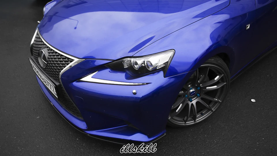 Синий Lexus IS: фара, переднее крыло и колесо