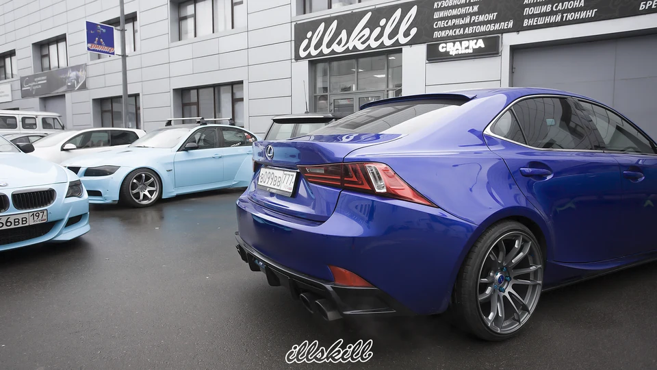 Синий Lexus IS у мастерской: задний ракурс