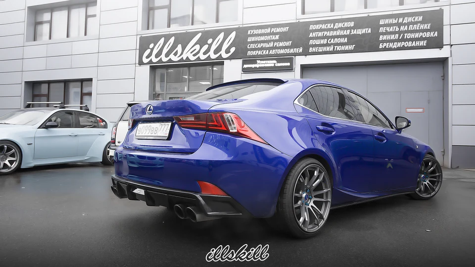 Синий Lexus IS: профиль и задняя часть кузова