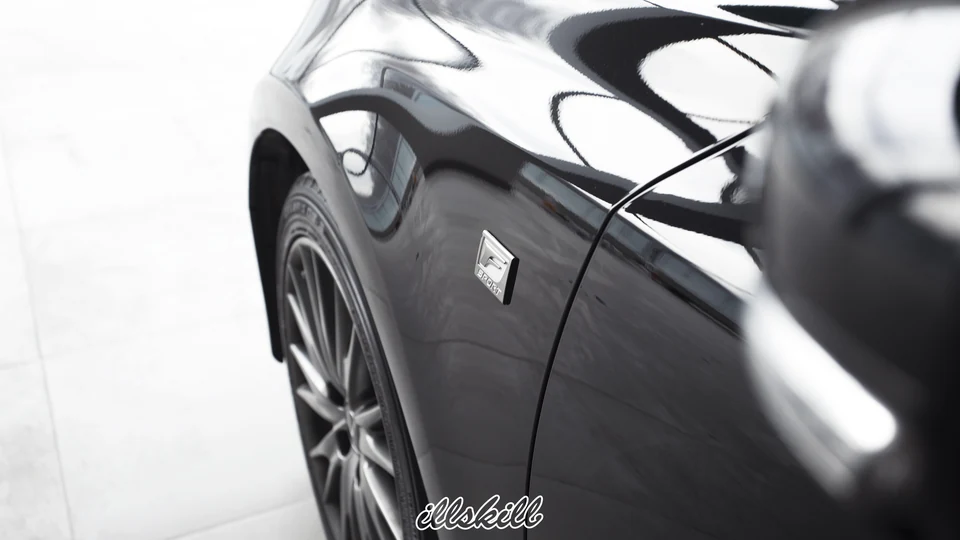 Переднее крыло Lexus с эмблемой F Sport