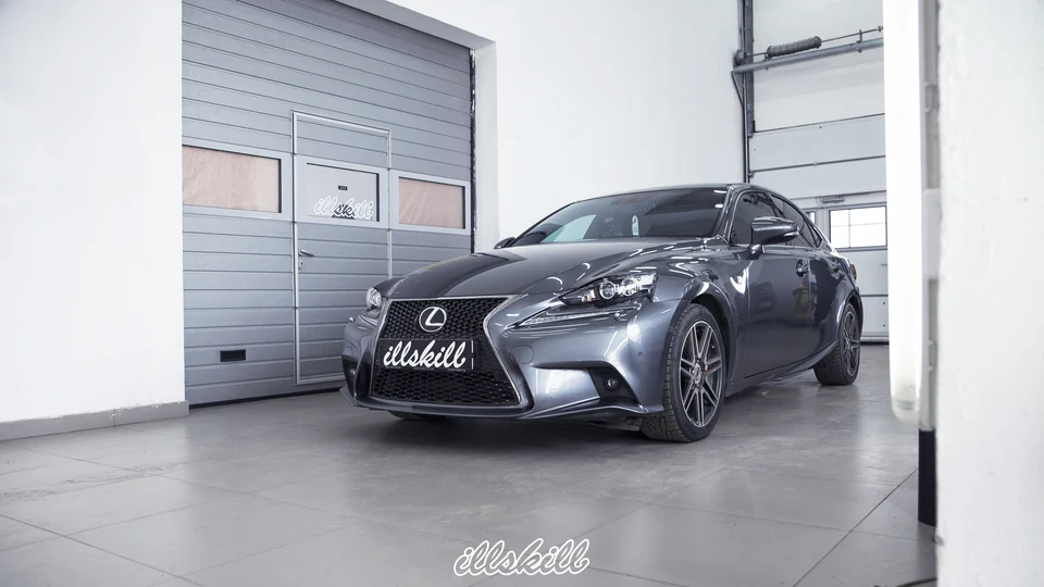 Серый Lexus IS в мастерской: передний ракурс