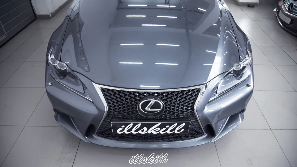 Серый Lexus IS: решётка и фары крупным планом