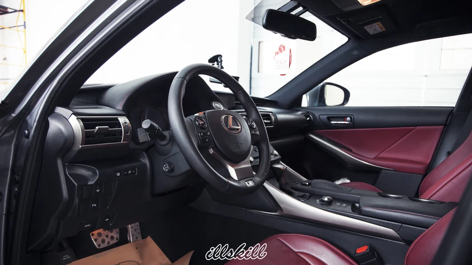 Чёрно-бордовый салон Lexus: руль и передняя панель