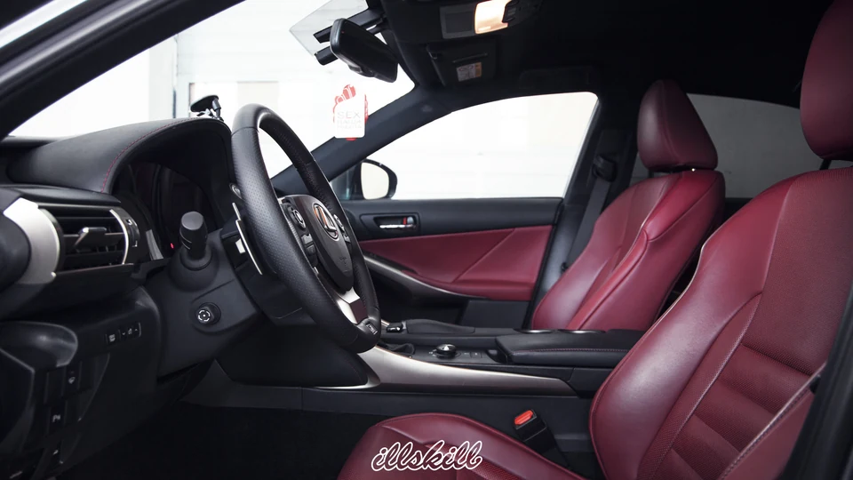 Бордовые передние сиденья и дверная вставка Lexus