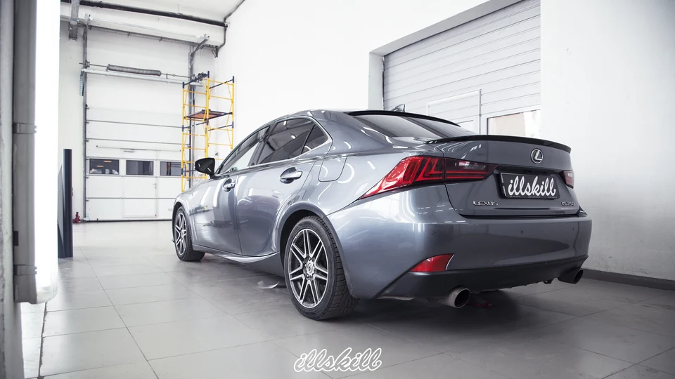 Серый Lexus IS 250 в мастерской: вид сзади в три четверти
