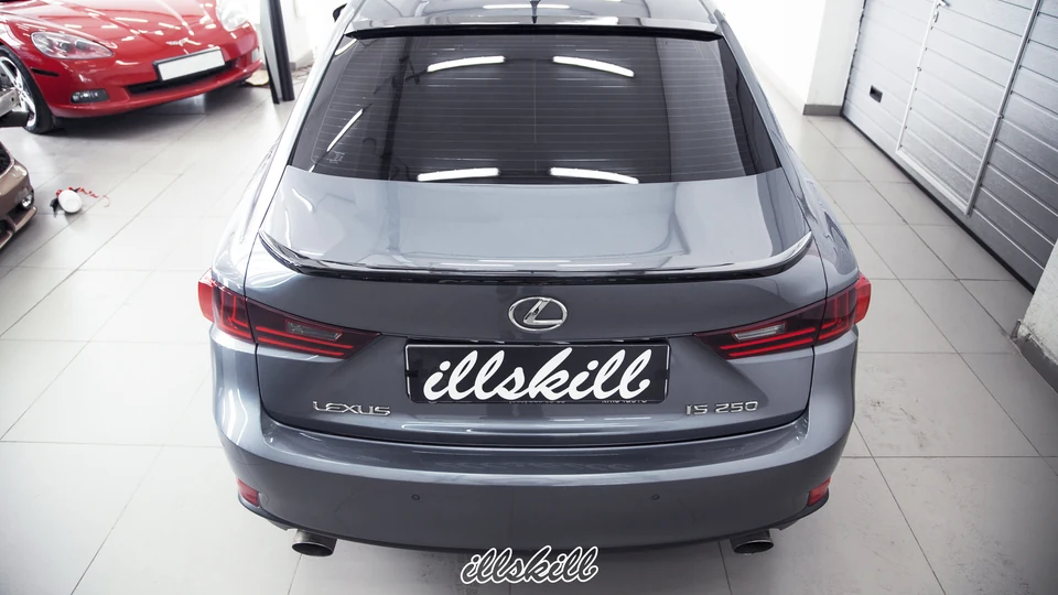 Серый Lexus IS 250: крышка багажника и фонари