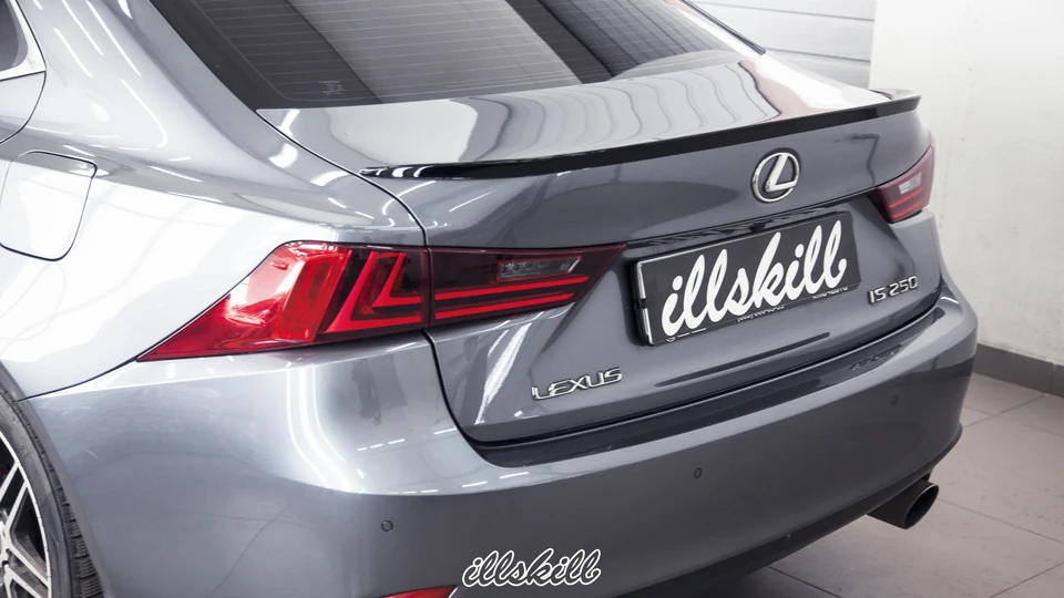 Задние фонари и спойлер серого Lexus IS 250