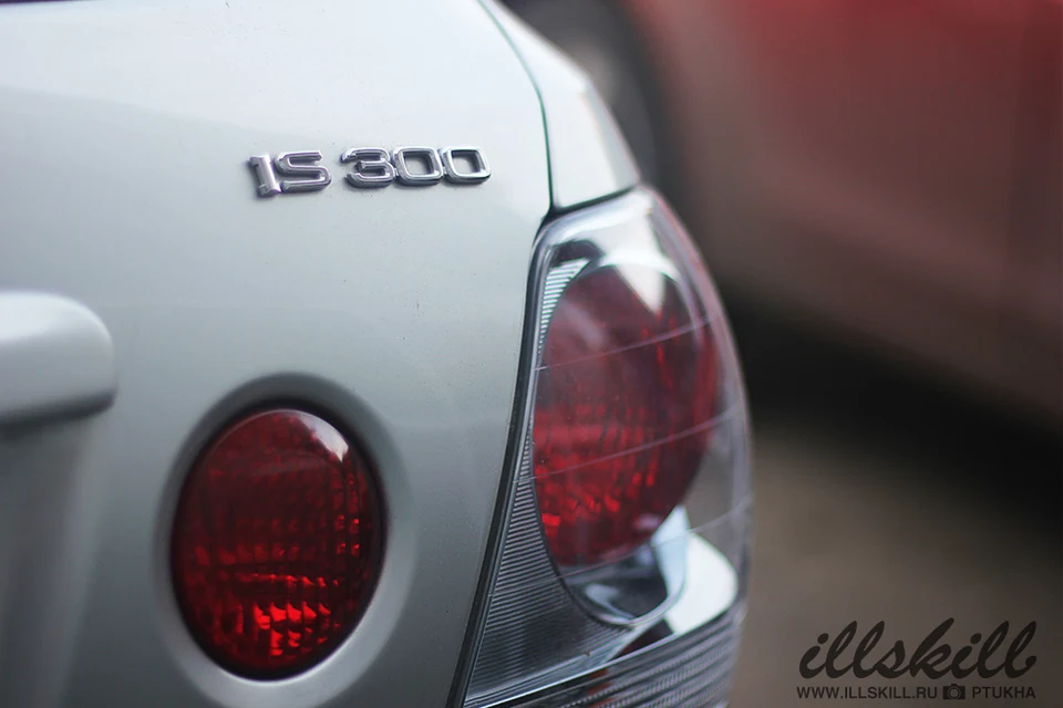 Шильдик IS 300 и задний фонарь белого Lexus