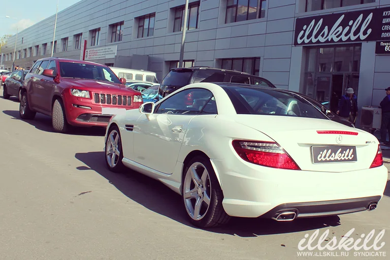 Mercedes-Benz SLK 200 сзади слева: тёмная крыша и светлый кузов.