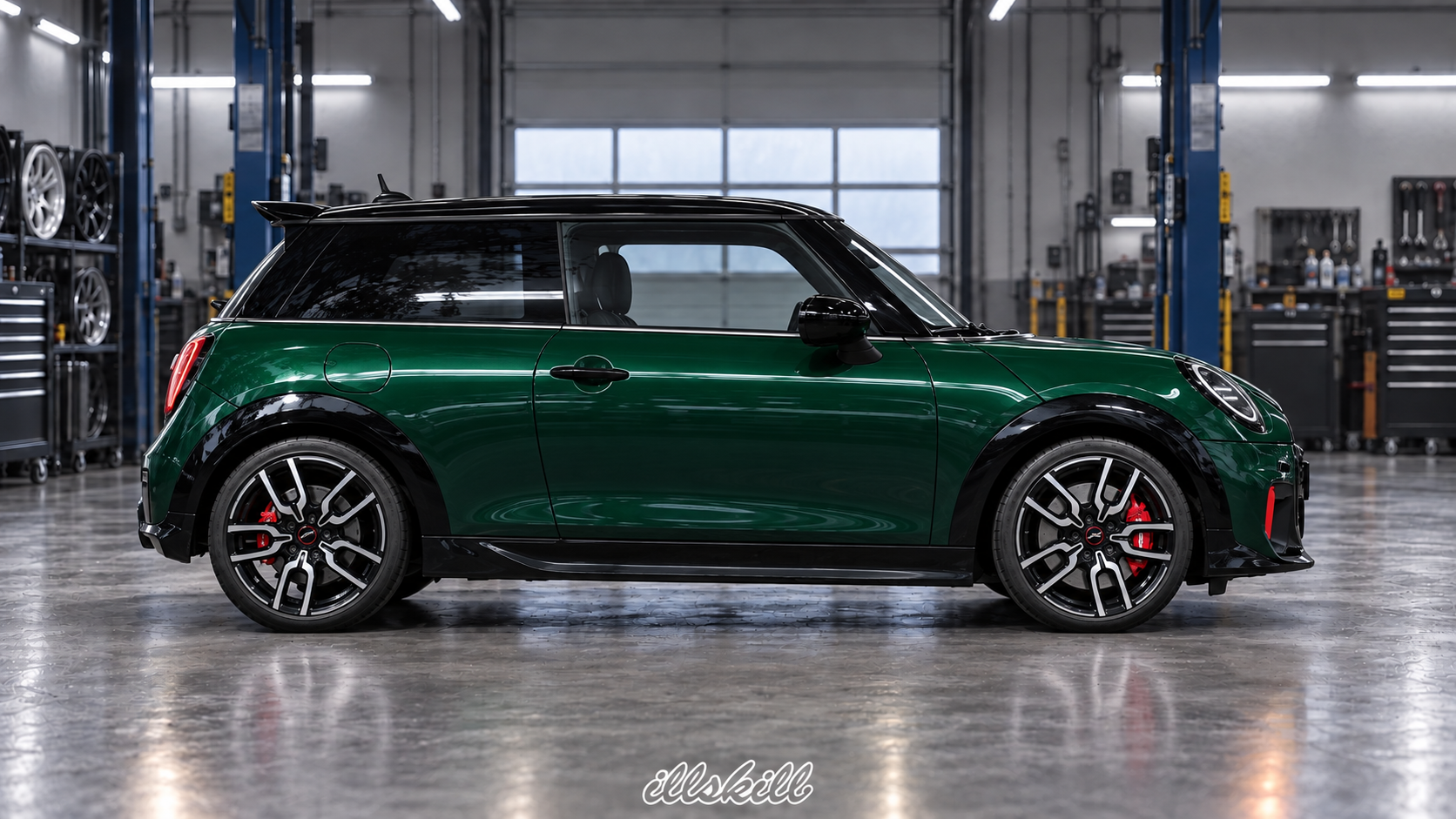 Зелёный MINI John Cooper Works F66 в мастерской