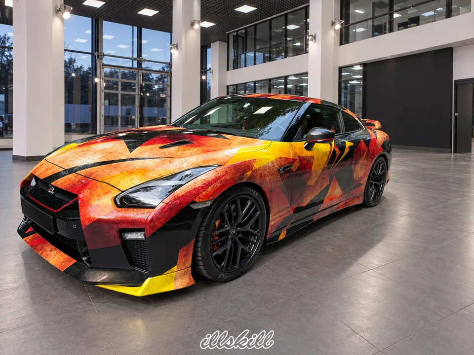 Визуализация Nissan GT-R с оранжево-красной геометрической винилографией, вид спереди в три четверти
