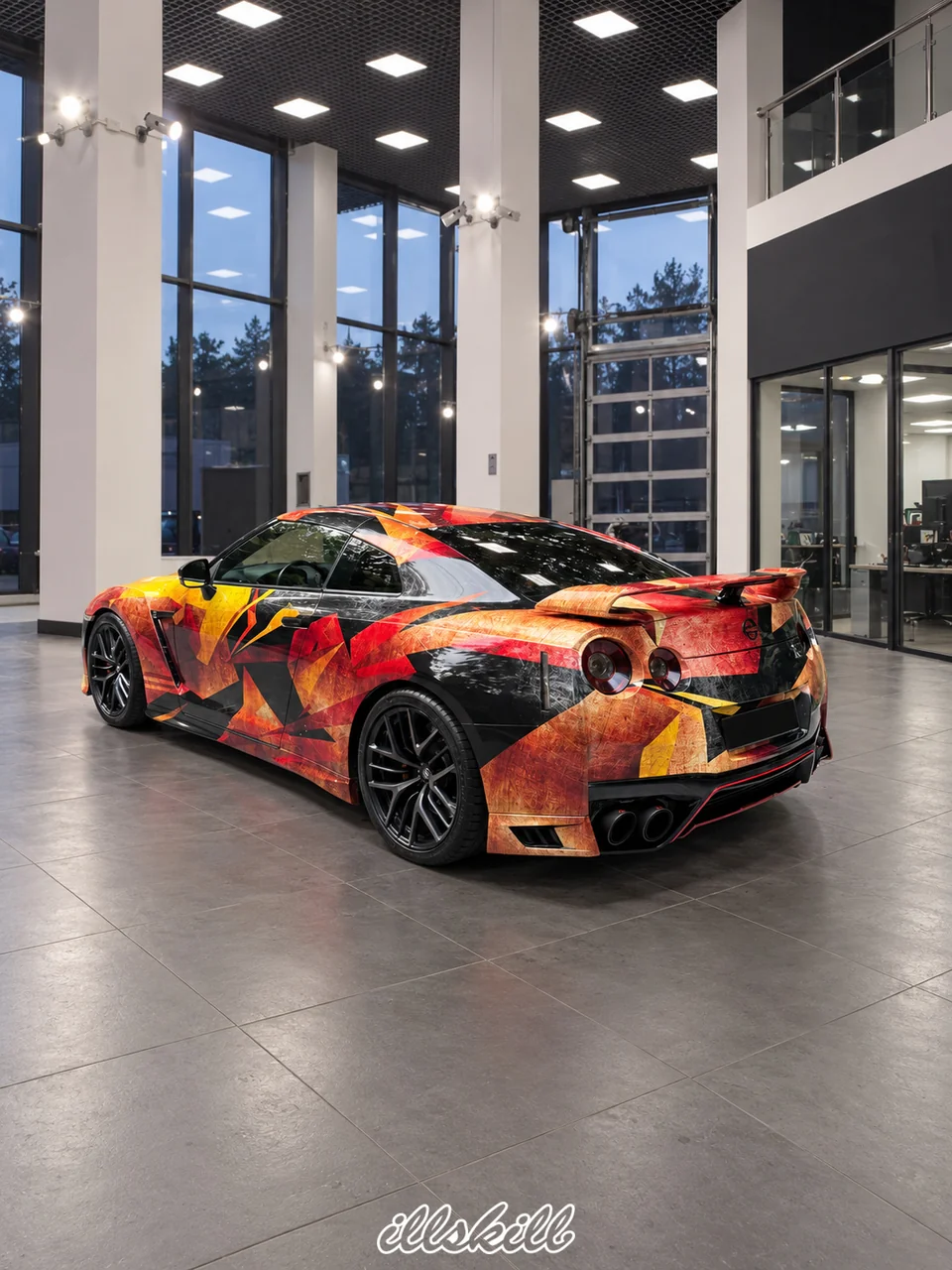 Визуализация Nissan GT-R с оранжево-красной геометрической винилографией, вид сзади в три четверти
