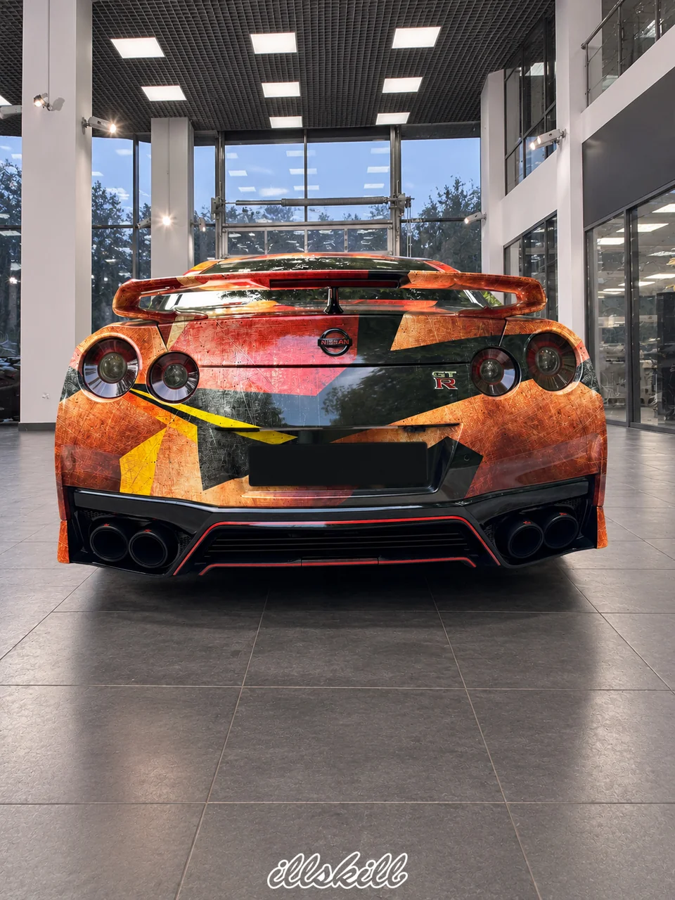 Визуализация Nissan GT-R с оранжево-красной геометрической винилографией, вид сзади