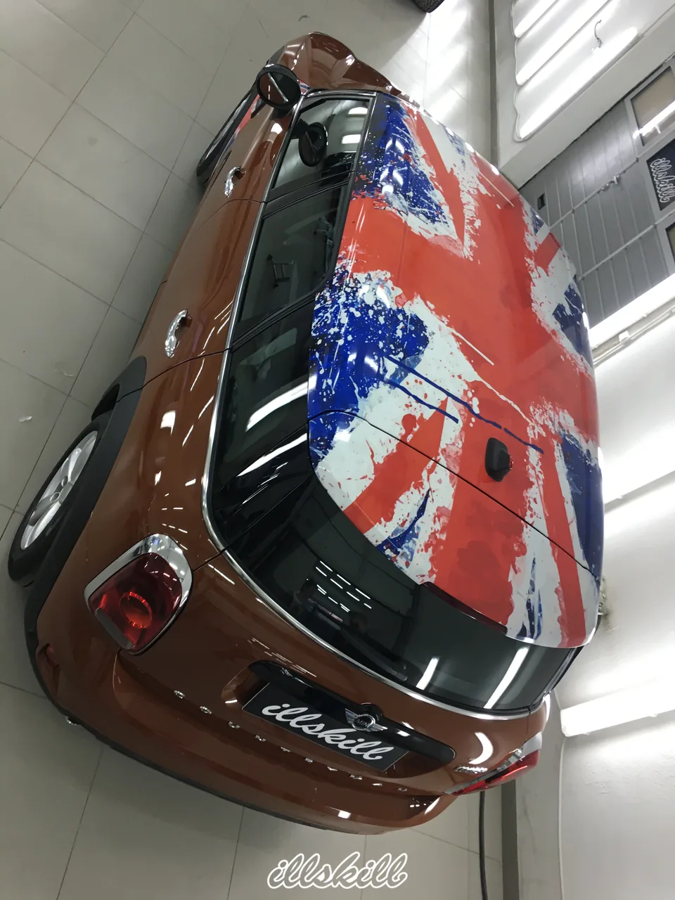 MINI с рисунком британского флага на крыше