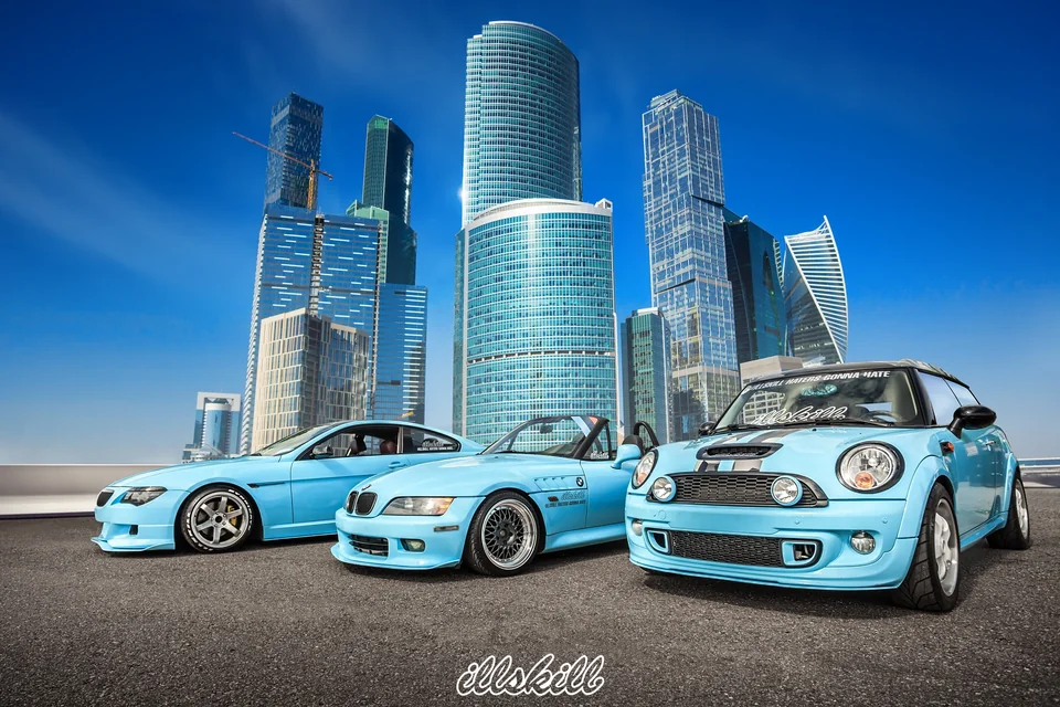 Бирюзовые BMW и MINI на фоне башен Москва-Сити