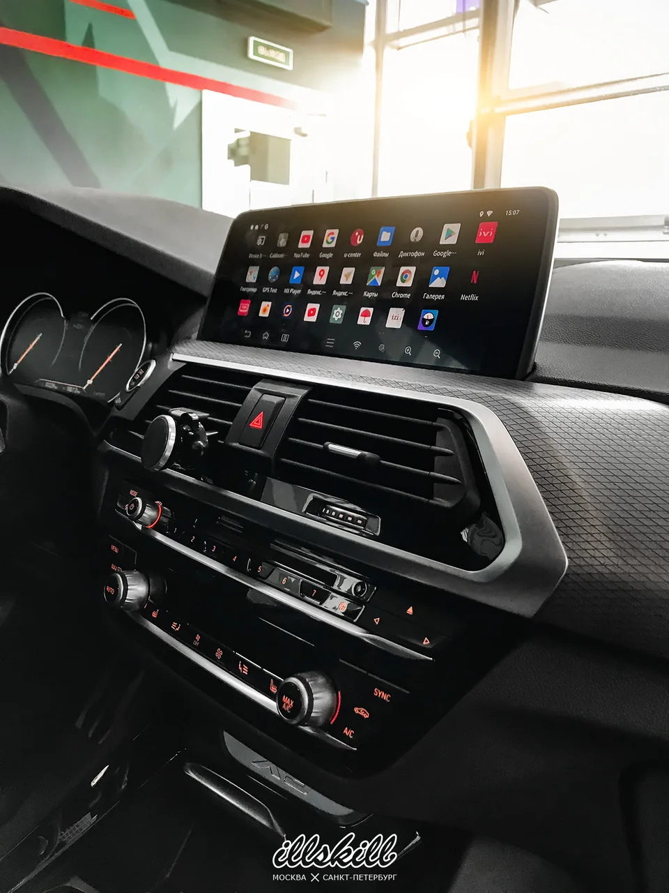 Экран мультимедийной системы на передней панели BMW