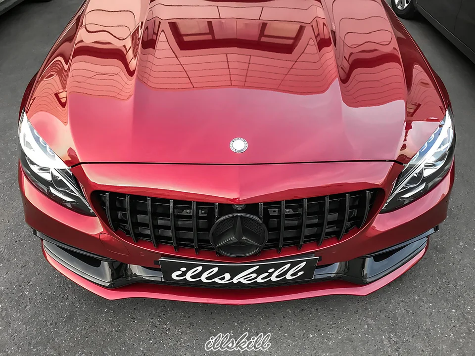 Красный Mercedes-Benz с чёрной решёткой радиатора
