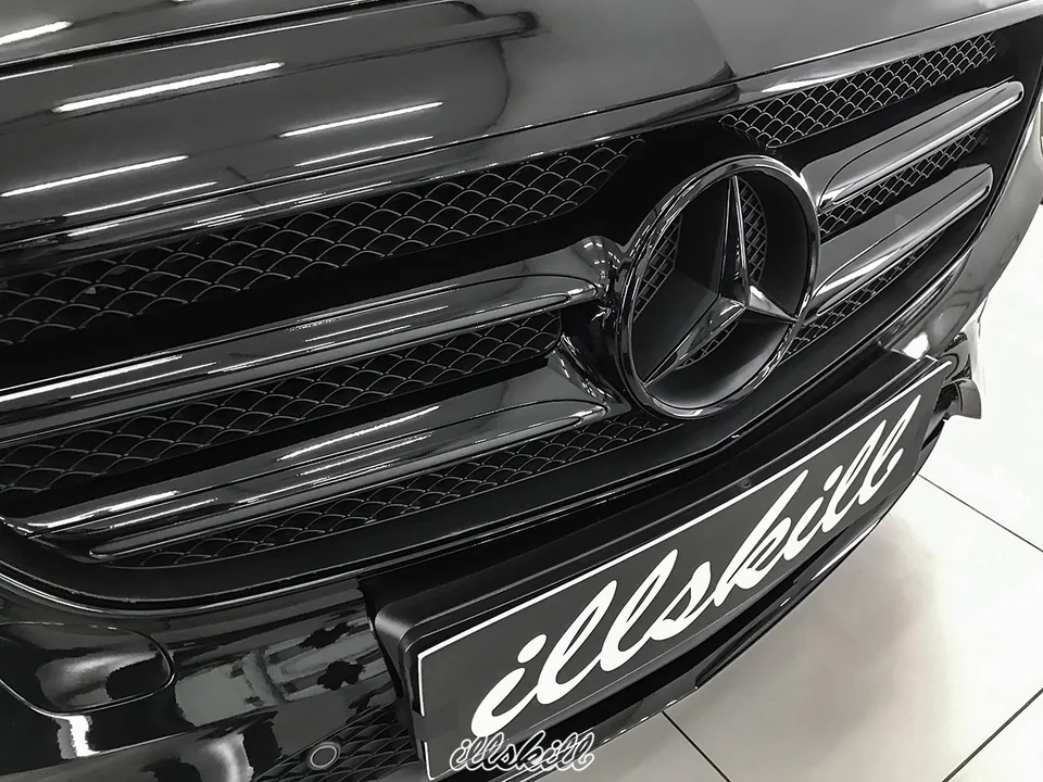 Чёрная эмблема Mercedes-Benz в решётке радиатора