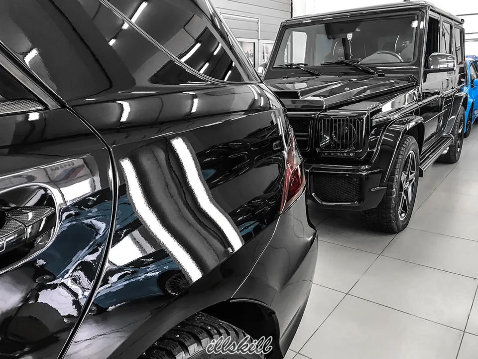 Чёрные внедорожники Mercedes-Benz в мастерской